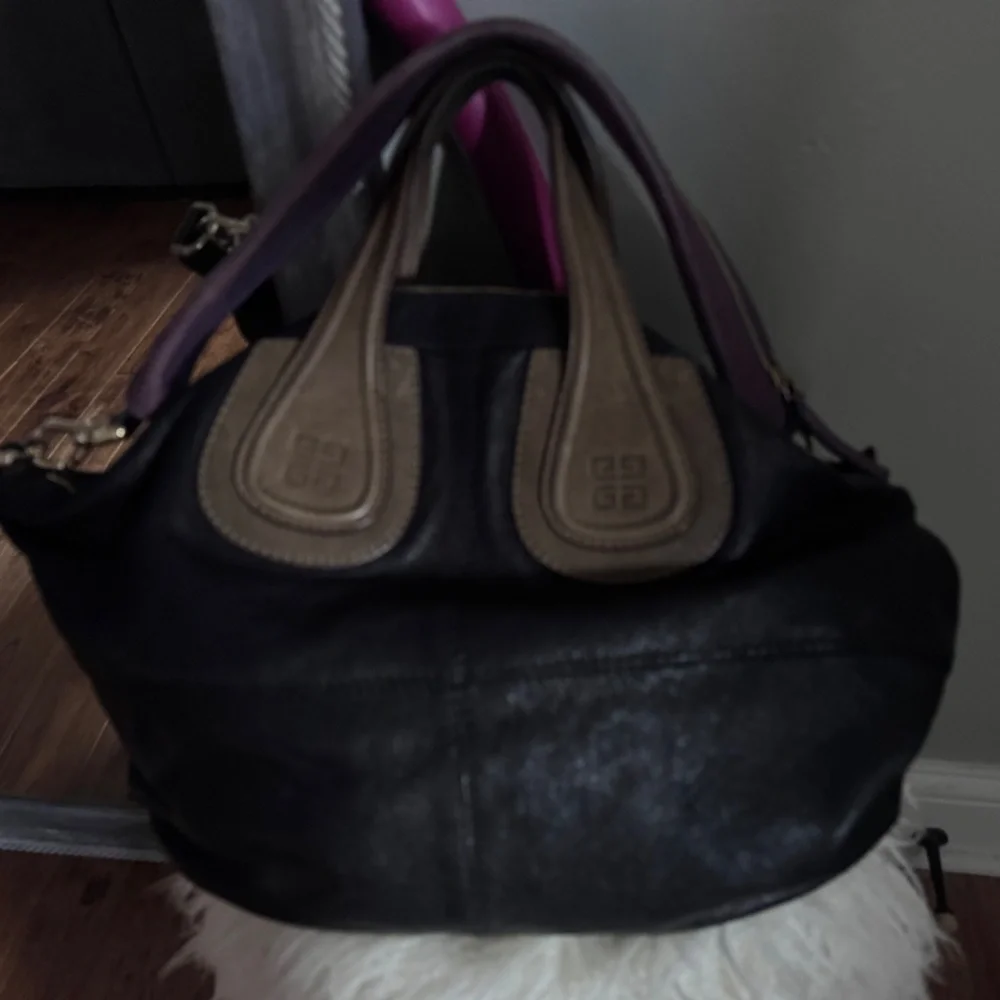 Givenchy - Picture 3 of 3